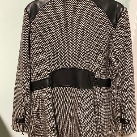 Guess black and white coat . Size XL - Picture 2 of 7